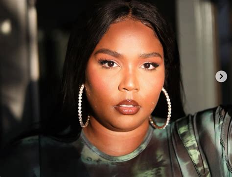 ‘Au natural’: Lizzo shares unedited nude photo with fans